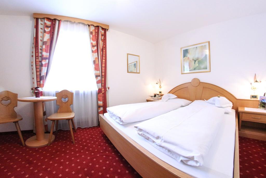 Garni Crepaz Bed & Breakfast Selva di Val Gardena Bagian luar foto