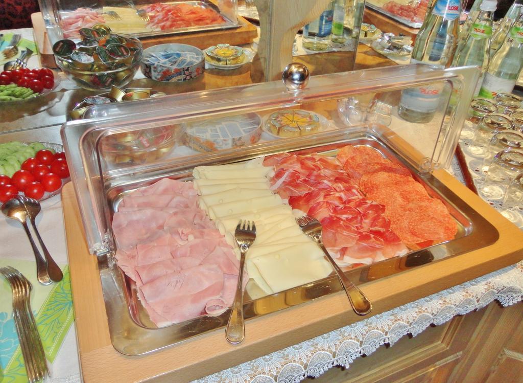 Garni Crepaz Bed & Breakfast Selva di Val Gardena Bagian luar foto