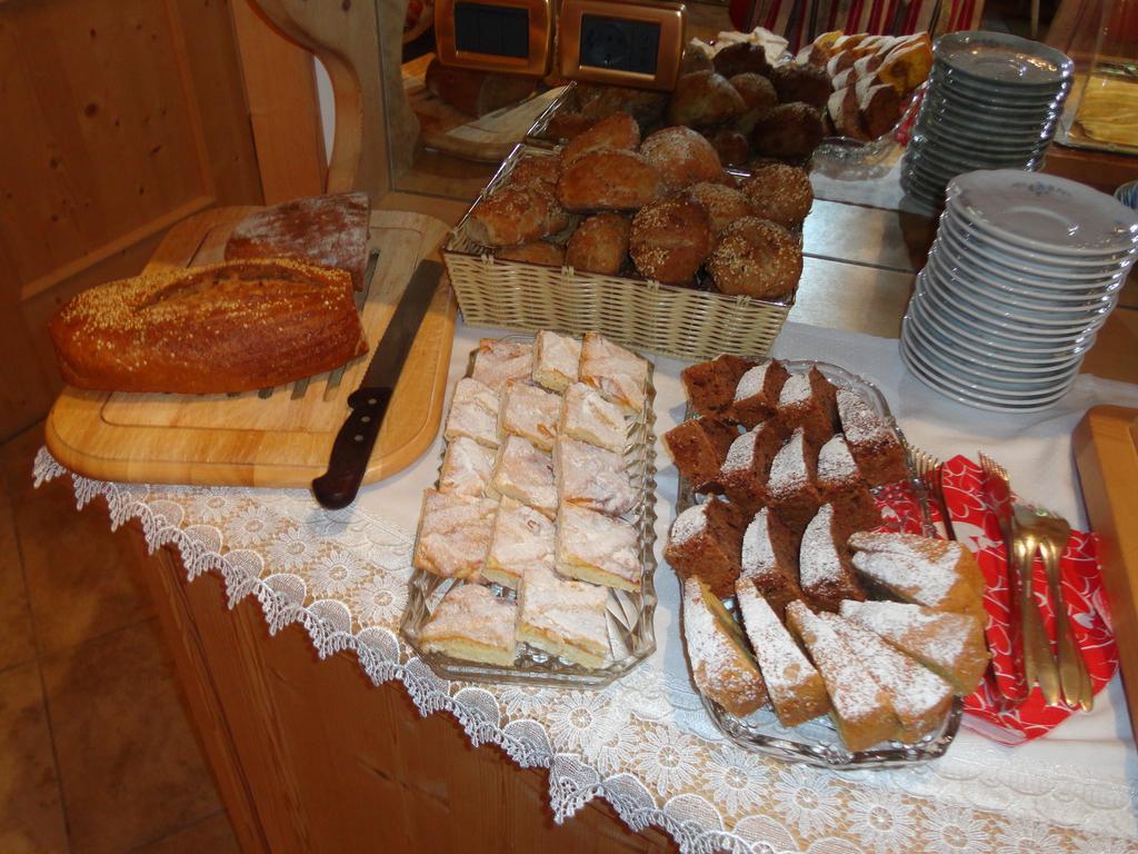 Garni Crepaz Bed & Breakfast Selva di Val Gardena Bagian luar foto