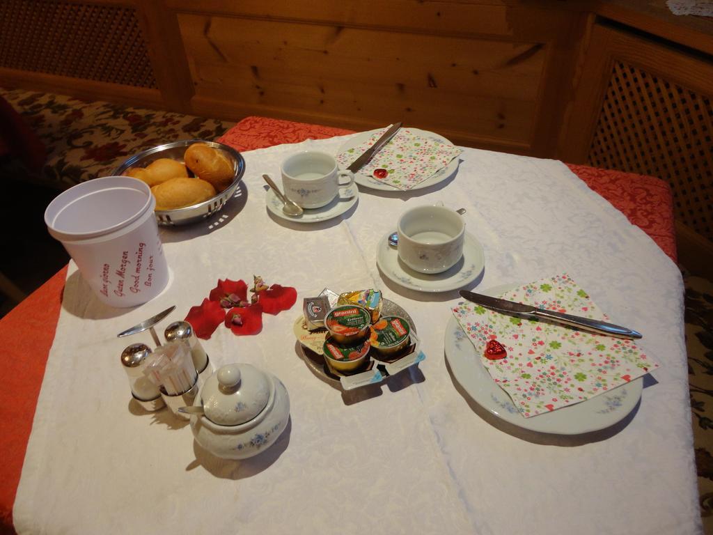 Garni Crepaz Bed & Breakfast Selva di Val Gardena Bagian luar foto