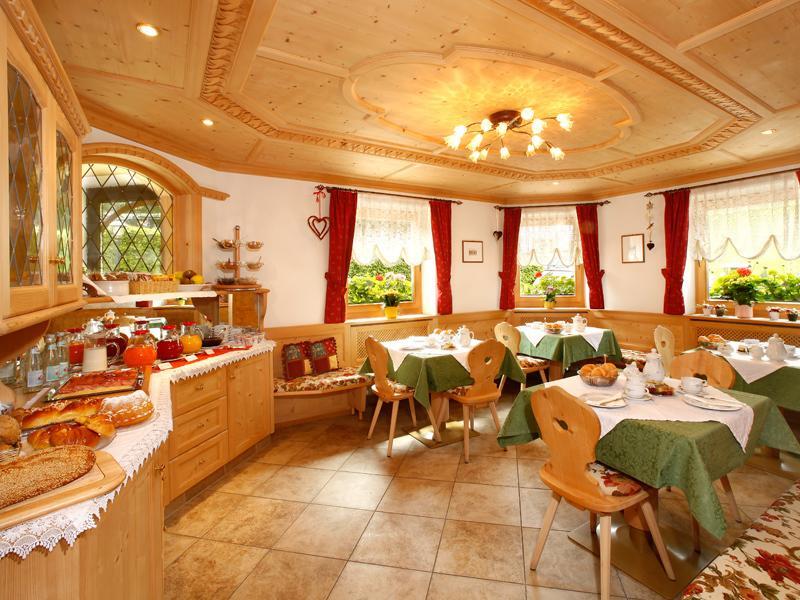 Garni Crepaz Bed & Breakfast Selva di Val Gardena Bagian luar foto