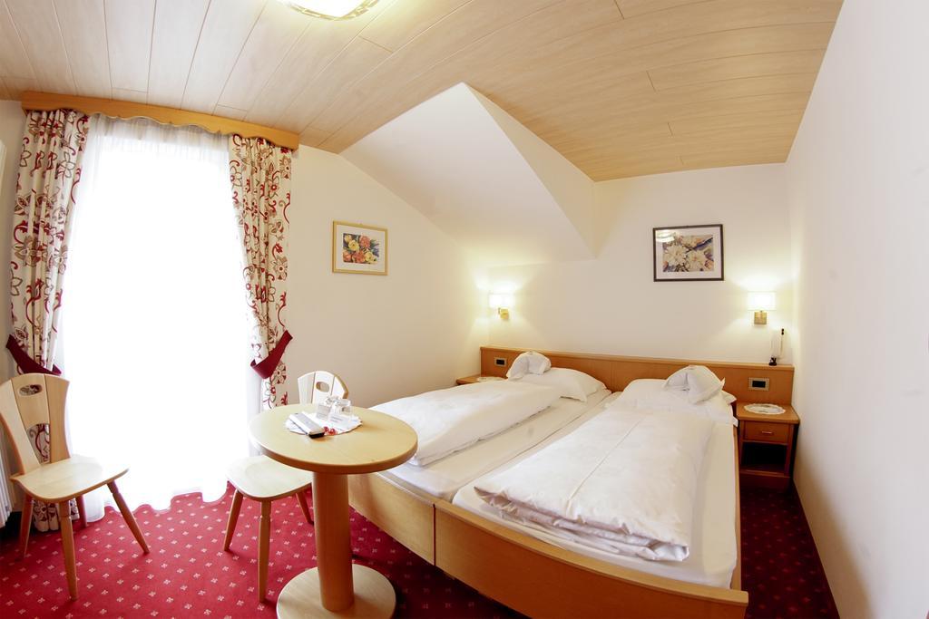 Garni Crepaz Bed & Breakfast Selva di Val Gardena Bagian luar foto