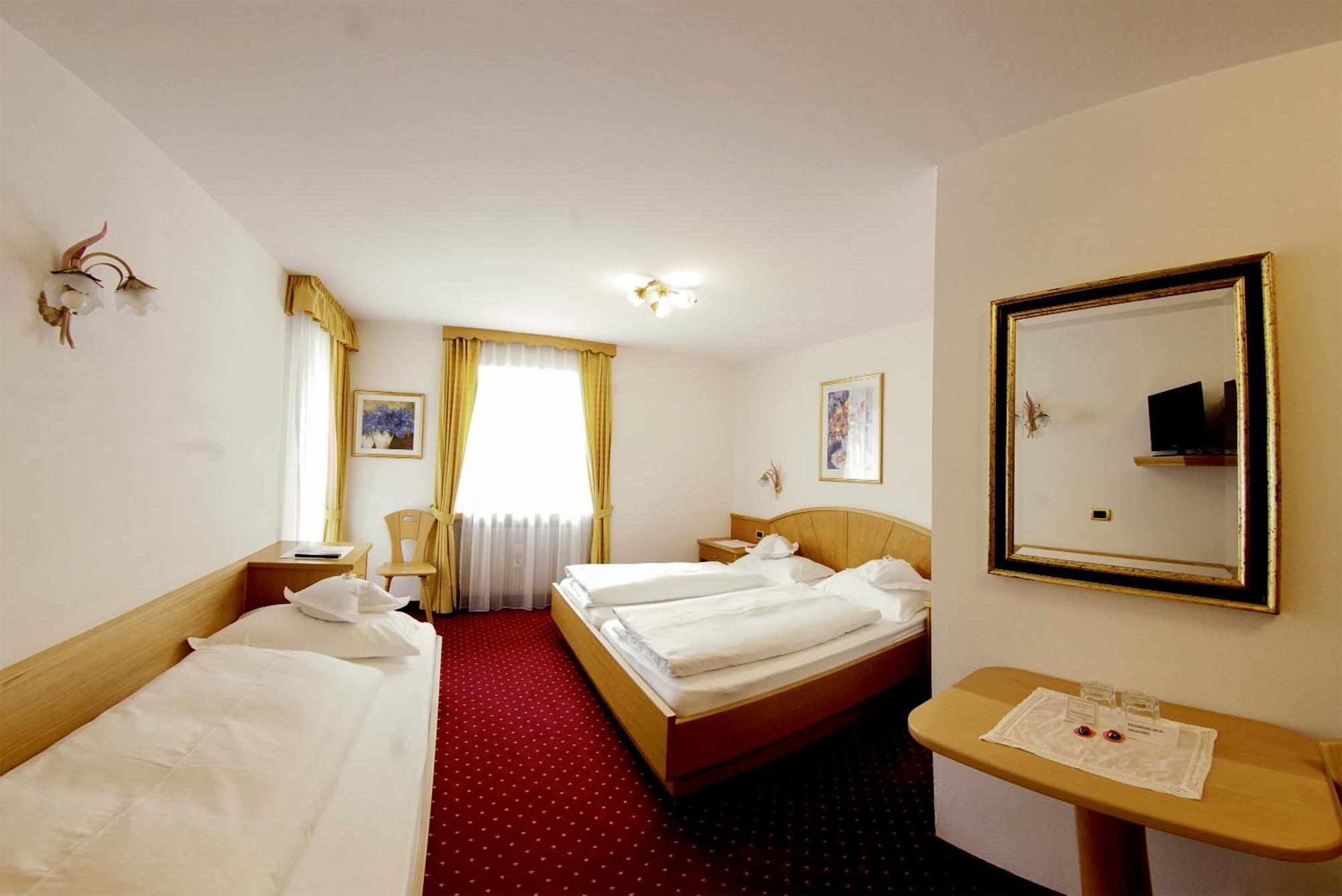 Garni Crepaz Bed & Breakfast Selva di Val Gardena Bagian luar foto