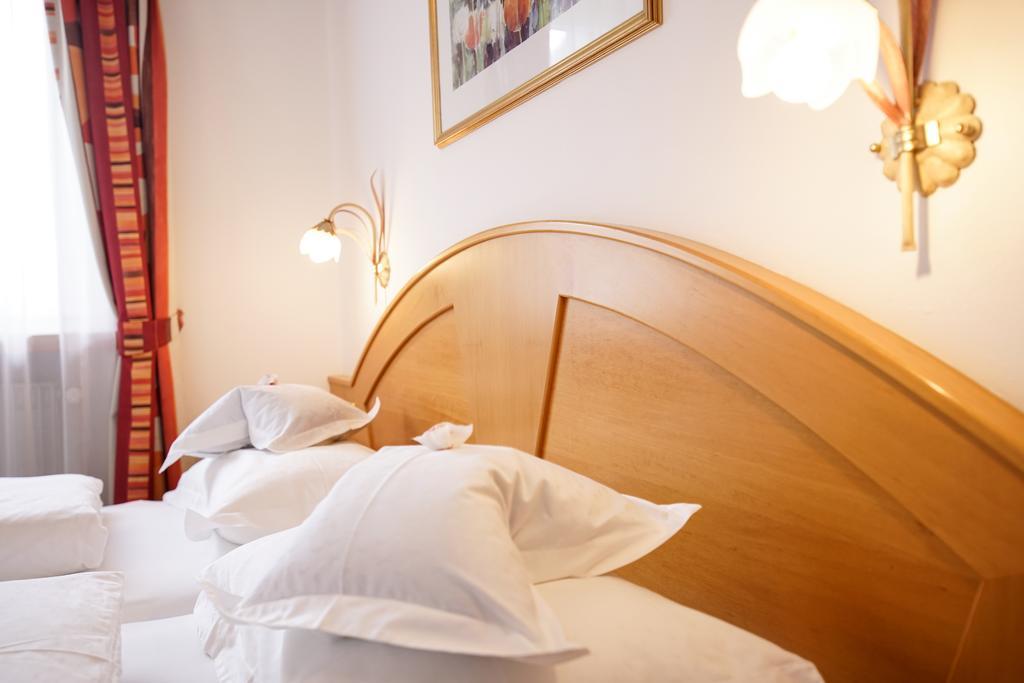 Garni Crepaz Bed & Breakfast Selva di Val Gardena Bagian luar foto