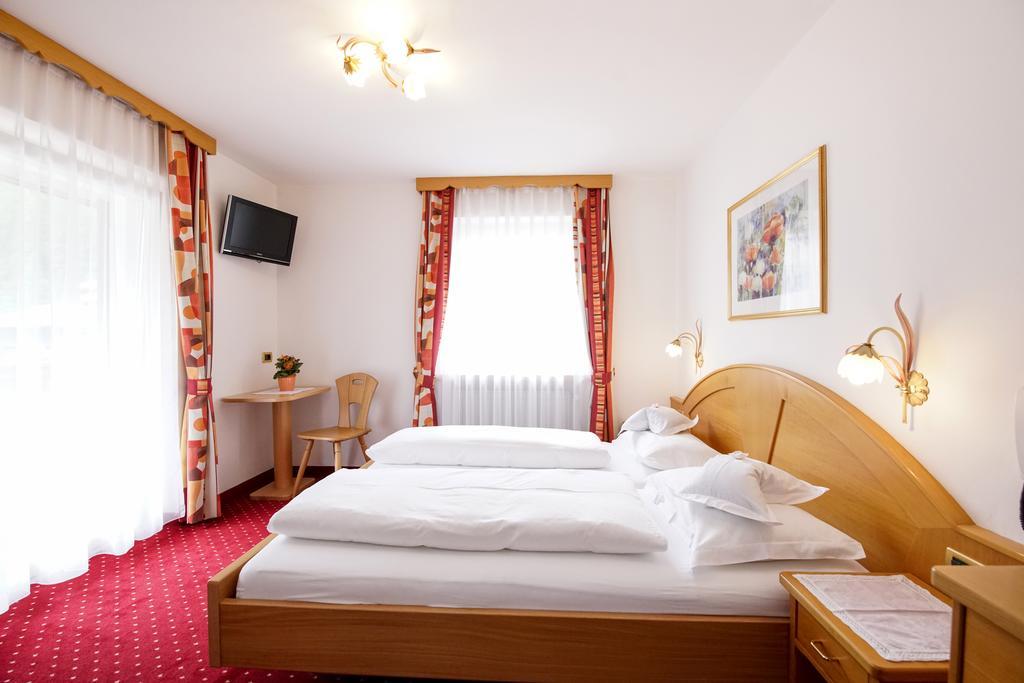 Garni Crepaz Bed & Breakfast Selva di Val Gardena Bagian luar foto